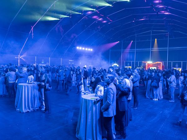 Cóctel de empresa con cientos de invitados en The Garage